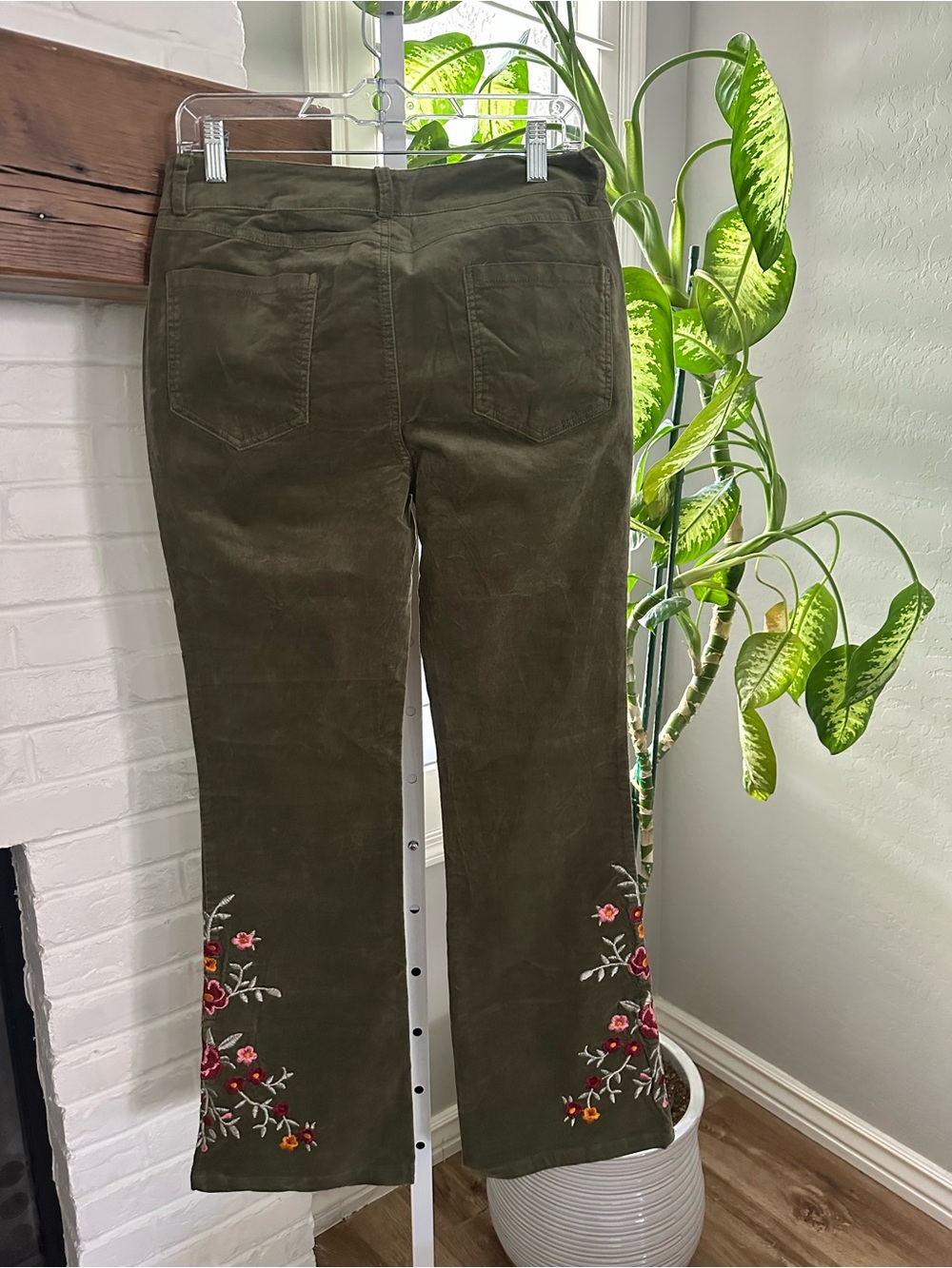 Flamingals Olive Green Floral Embroidered Mid Rise Flare Leg Jeans Large NWT - Picture 4 of 5
